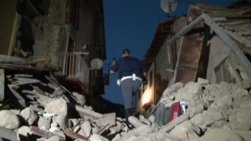EDITORIALE: AGENTI SCAVANO TRA LE MACERIE INSIEME AI SOCCORRITORI