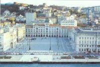 In merito alla vicenda che vede il collega Carlo BAFFI, dirigente dell’Ufficio Immigrazione della Questura di Trieste, indagato a seguito del decesso di una donna di nazionalità ucraina, suicidatasi all’interno di un commissariato, ove si trovava in attesa dell’esecuzione del decreto di espulsione con accompagnamento coatto alla frontiera, desideriamo preliminarmente esprimere piena ed assoluta fiducia nei confronti della magistratura, sotto il cui coordinamento si stanno svolgendo le indagini.  Tuttavia, in considerazione delle notizie apprese circa l’avvenuto sequestro di oggetti personali e di libri operato presso l’ufficio ed il domicilio del funzionario, non possiamo esimerci dall’esprimere forti perplessità in merito all’acquisizione dei soli testi che costituiscono espressione del pensiero di estrema destra, mentre si sarebbe ritenuto di tralasciare quelli che si riferiscono, per contro, all’ideologia di estrema sinistra.  Ed infatti, se il sequestro effettuato mira all’individuazione di elementi utili ai fini delle indagini, appare evidente come la doverosa documentazione del contestuale possesso di testi di entrambe le nature - peraltro assolutamente fisiologico per un funzionario che, come il collega BAFFI, ha prestato servizio presso una Digos – rischi di essere irrimediabilmente compromessa dalla incomprensibile “obliterazione” di elementi di significato opposto rispetto a quelli di pretesa rilevanza.  Ci auguriamo, dunque, che le indagini in corso possano essere svolte con la necessaria serenità, imparzialità e completezza, attraverso l’analisi e l’acquisizione di tutta la documentazione potenzialmente utile a ricostruire i fatti accaduti e la complessiva personalità degli indagati e non solo di parte di essa.   Roma 11 maggio 2012   Enzo Marco Letizia
