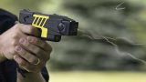 EDITORIALE: TRA PISTOLA E CONTATTO FISICO, IL TASER E' UNO STRUMENTO NECESSARIO