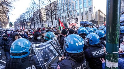 SCUOLA LAVORO: SCONTRI CON POLIZIA RISPONDONO A LOGICHE MANIPOLATORIE PROFESSIONISTI DISORDINE