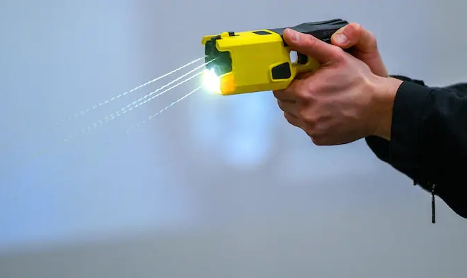 SICUREZZA: TASER POTENTE STRUMENTO DETERRENTE