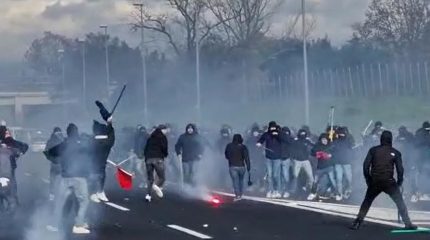SCONTRI IN A1 TRA TIFOSI DEL NAPOLI E DELLA ROMA. ATTO PREMEDITATO, INTERVENTO A STUDIO APERTO E TG4