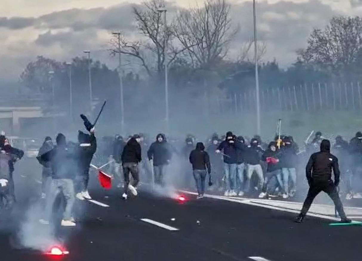SCONTRI IN A1 TRA TIFOSI DEL NAPOLI E DELLA ROMA. ATTO PREMEDITATO, INTERVENTO A STUDIO APERTO E TG4