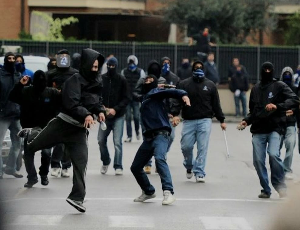 SALERNO: SCONTRI TRA TIFOSI, FERMA CONDANNA VIOLENTI