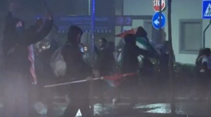 CALCIO UDINE: LA POLIZIA HA CONTENUTO E RESPINTO I VIOLENTI