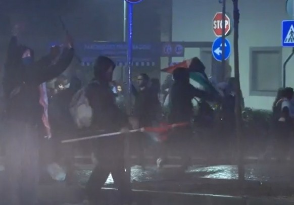 CALCIO UDINE: LA POLIZIA HA CONTENUTO E RESPINTO I VIOLENTI