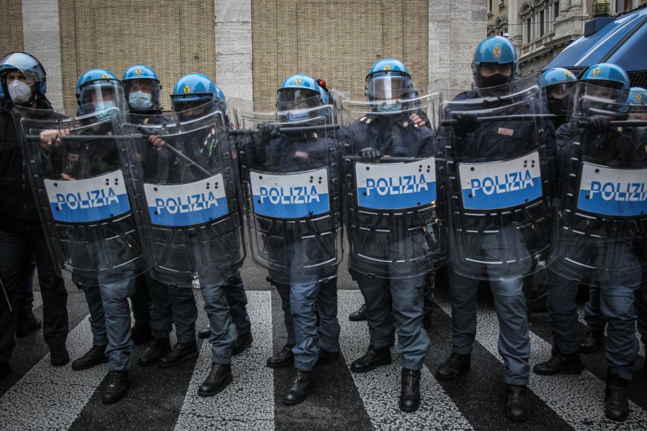 NO AI MILITARI L'ESTENSIONE DEI POTERI DI POLIZIA